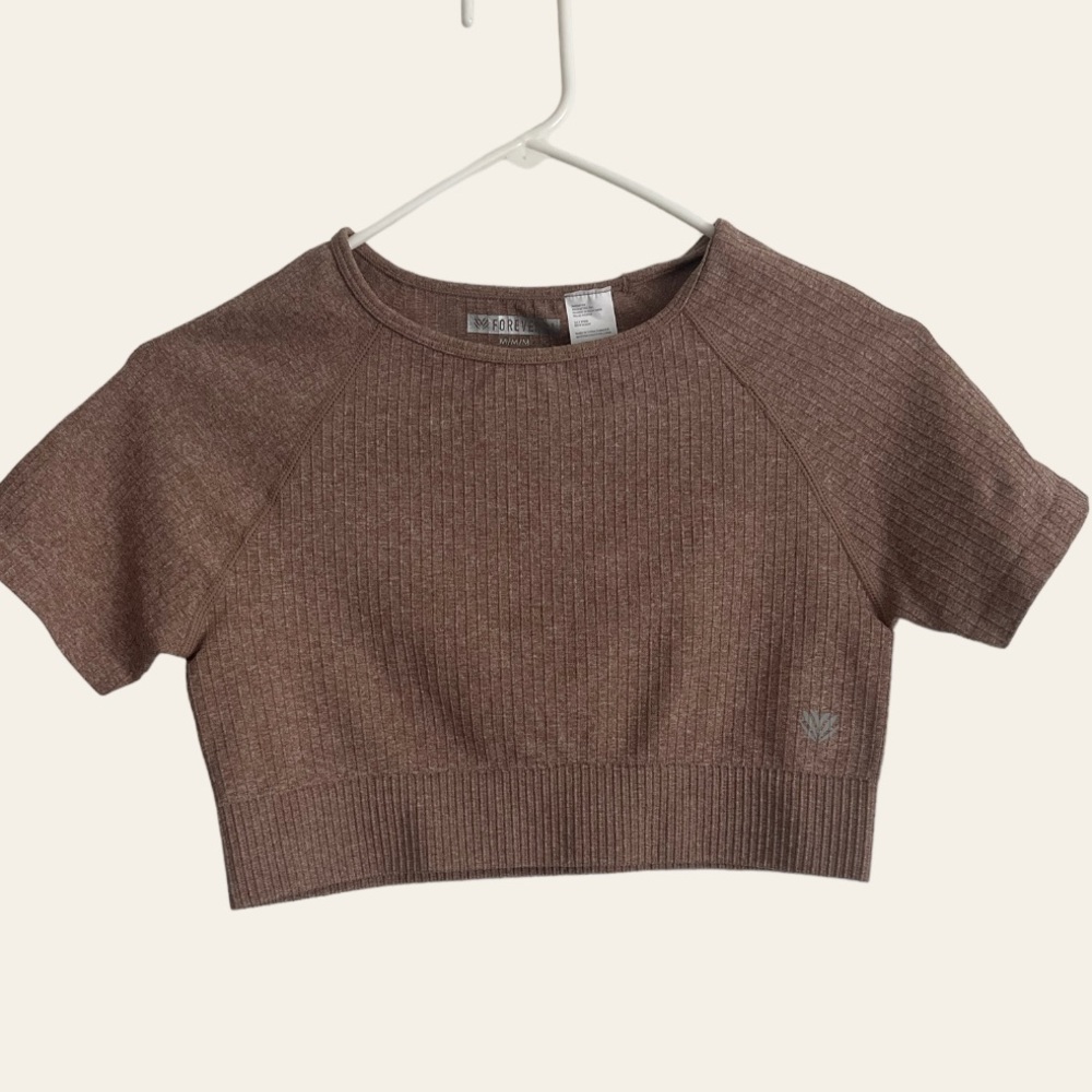 Never worn, no tags, tired but didn’t fit. Gym Croptop